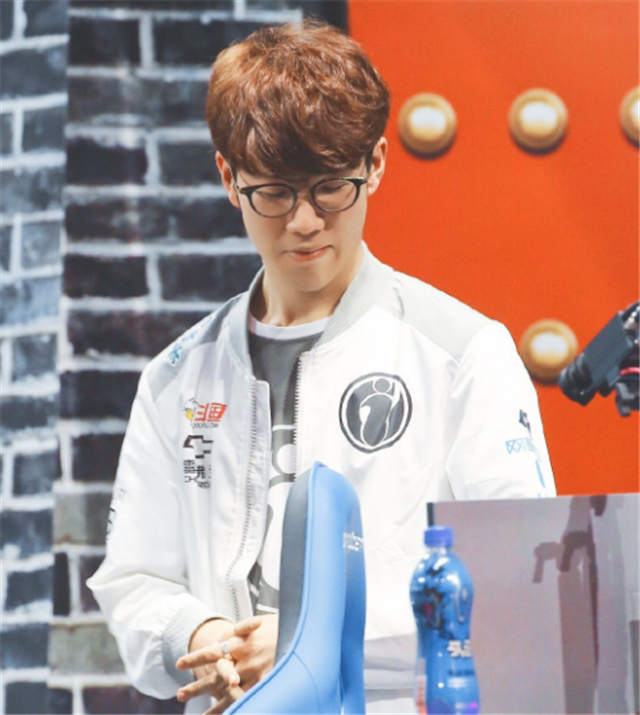 从 faker 的赛后采访中借鉴：把这个冠军给粉丝