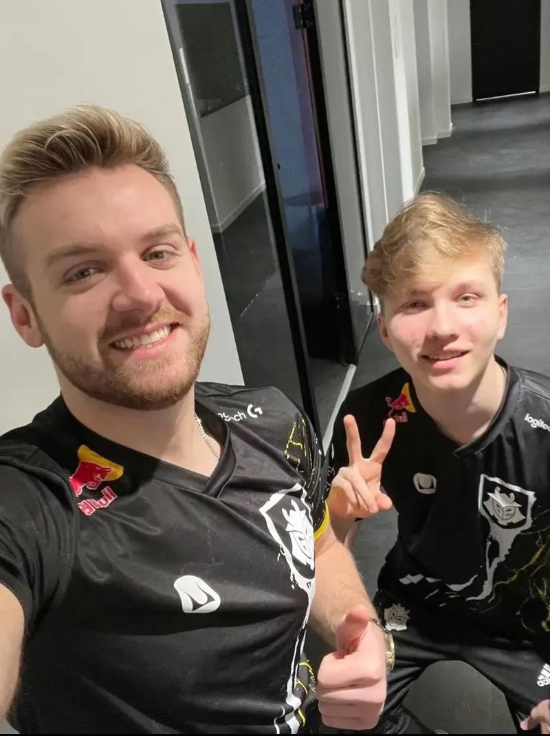 Weibo Gaming vs LNG预热海报：谁会赢下比赛，晋级败决？我们赛场见！